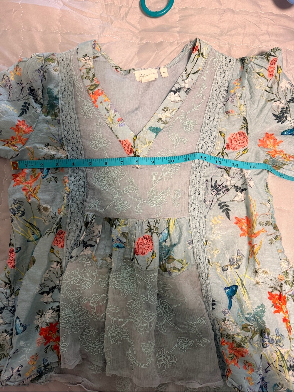Let Me Be - beautiful blouse - Picture 8 of 10